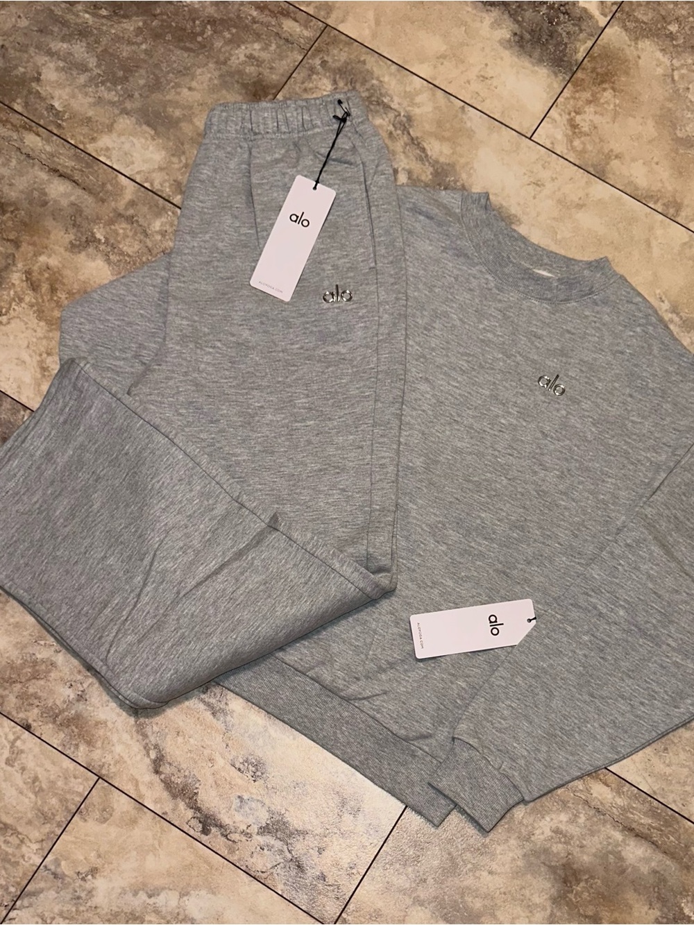 Alo Yoga Accolade Crew Neck Pullover & Straight Leg Sweatpant Set Grey Medium
